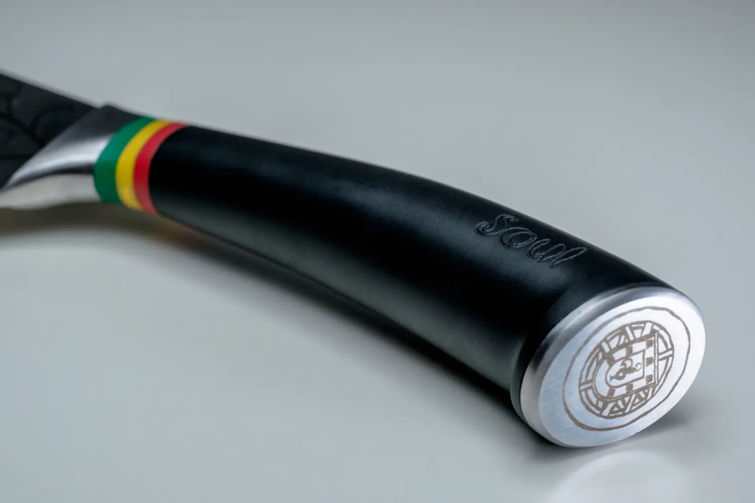 Soul engraved on the black grip; Portugal's crest on the steel end cap